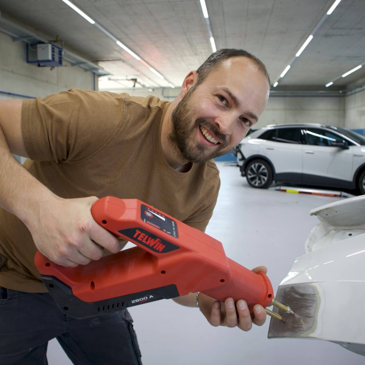 Kevin Waeber. Er ist der Leiter Spenglerei und Mitinhaber der Carrosserie Top AG.