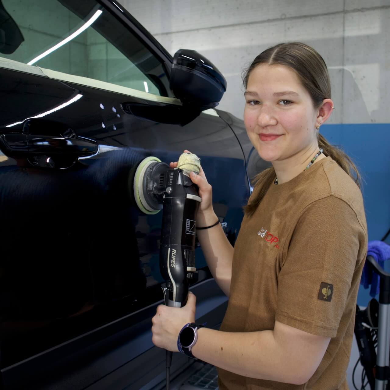 Lana Sophia Julmy. Sie ist in Ausbildung zur Carrosserie Lackiererin bei der Carrosserie Top AG.