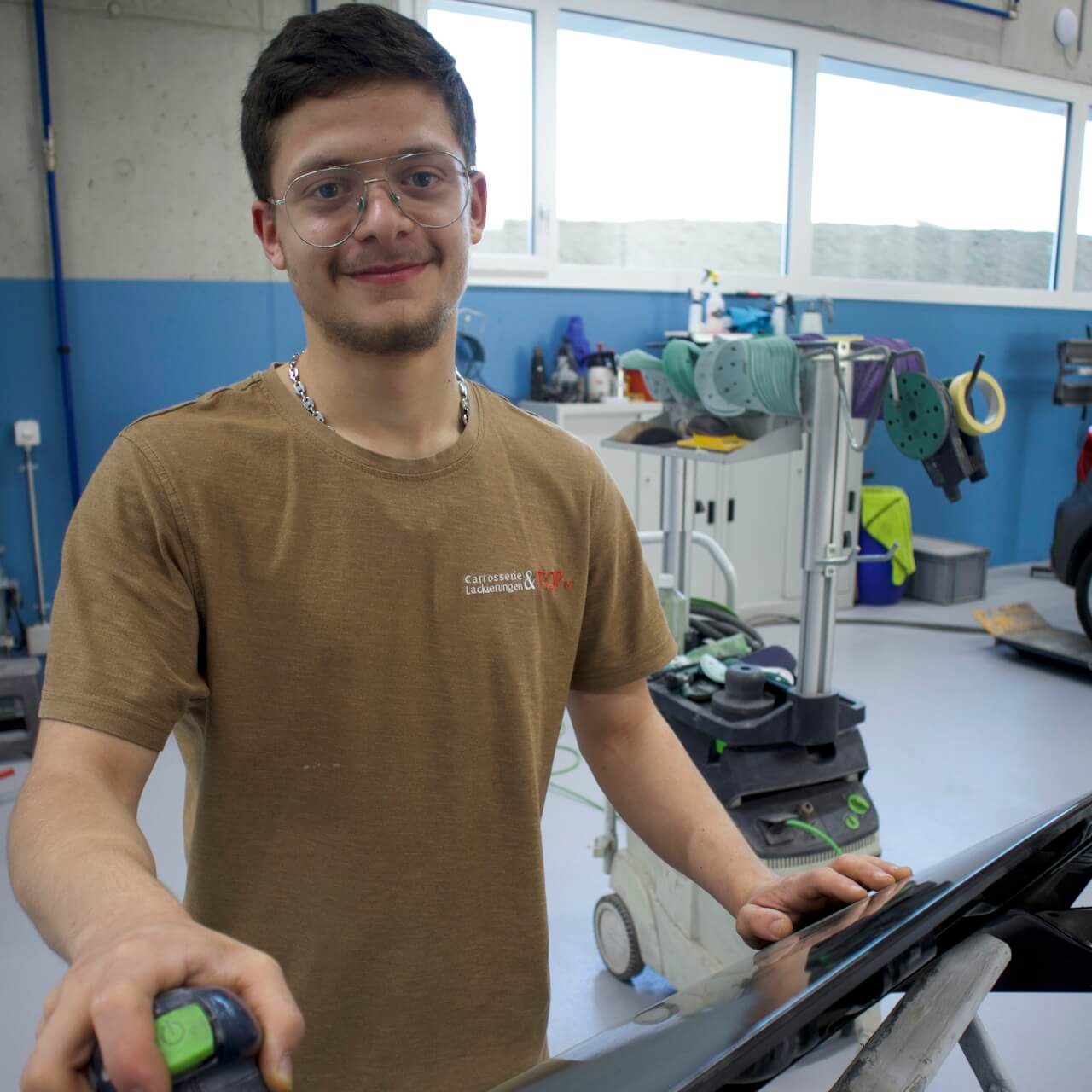 Leonard Avdijaj. Er ist in der Ausbildung zum Carrosserie Spengler bei der Carrosserie Top AG.